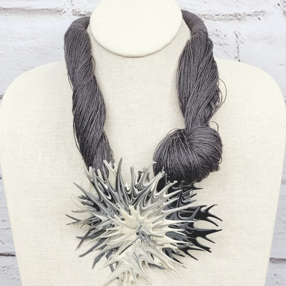 Unique Designer Transparente Statement Necklace
